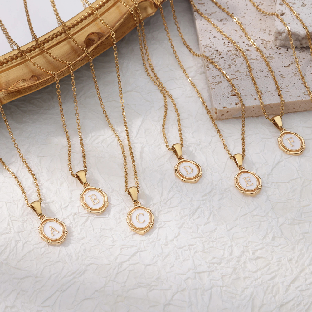A-Z Letter Initial Enamel Neck - Event Z avis et prix